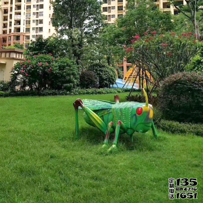 草地上玻璃鋼卡通蚱蜢雕塑 草地上玻璃鋼卡通蚱蜢雕塑