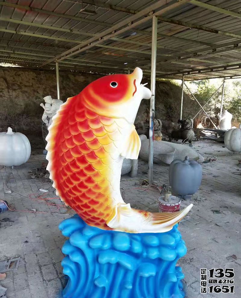 海洋公園擺放的玻璃鋼卡通鯉魚雕塑 海洋公園擺放的玻璃鋼卡通鯉魚雕塑