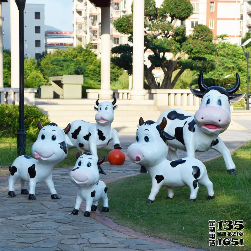 戶外小區(qū)一群玻璃鋼卡通奶牛雕塑 戶外小區(qū)一群玻璃鋼卡通奶牛雕塑