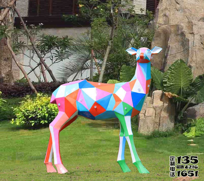 公園玻璃鋼彩繪獨(dú)自行走的母鹿雕塑 公園玻璃鋼彩繪獨(dú)自行走的母鹿雕塑