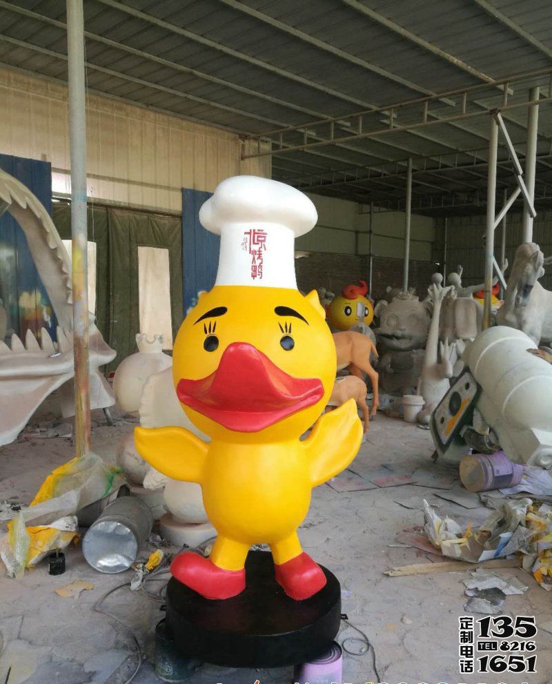 商場(chǎng)門口帶廚師帽的玻璃鋼彩繪鴨子雕塑 商場(chǎng)門口帶廚師帽的玻璃鋼彩繪鴨子雕塑
