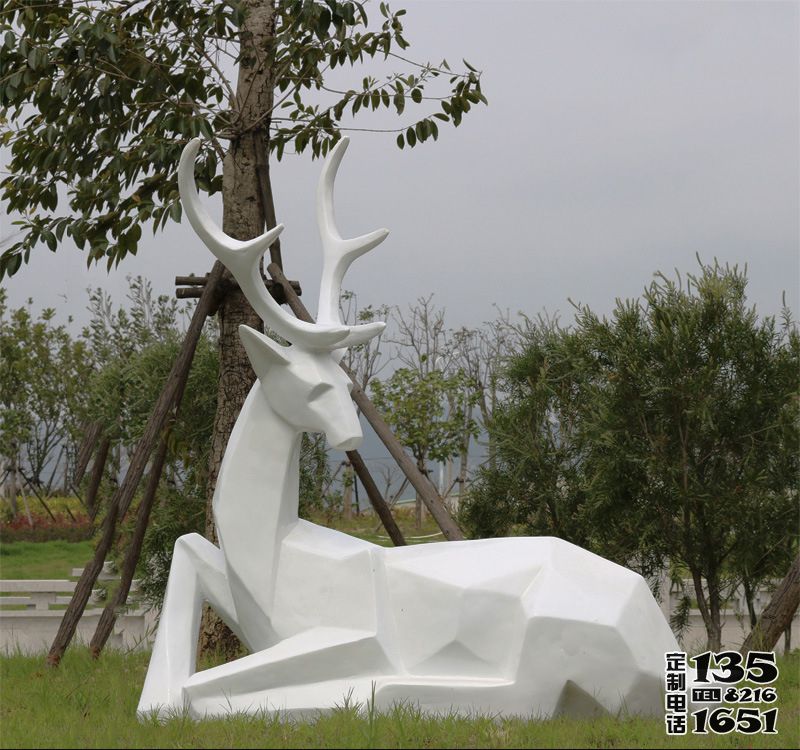 戶外公園臥著的玻璃鋼幾何梅花鹿雕塑 戶外公園臥著的玻璃鋼幾何梅花鹿雕塑