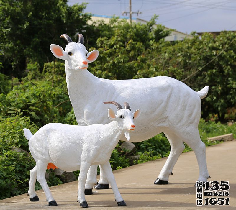 公園路邊兩只玻璃鋼仿真山羊雕塑 公園路邊兩只玻璃鋼仿真山羊雕塑