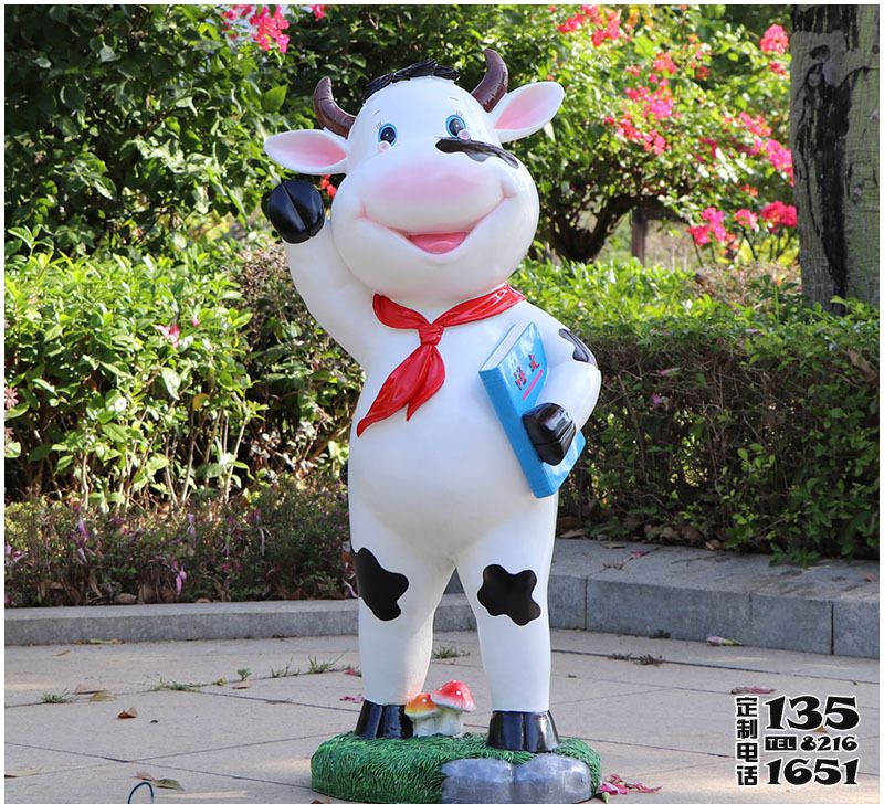 公園玻璃鋼卡通拿書(shū)的小奶牛雕塑 公園玻璃鋼卡通拿書(shū)的小奶牛雕塑